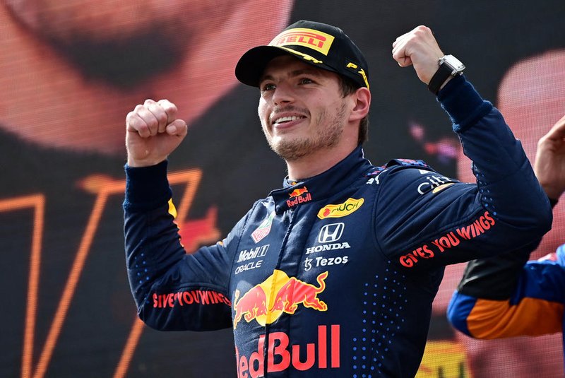 Red Bull's Dutch driver Max Verstappen celebrates on the podium after winning the Formula One Austrian Grand Prix at the Red Bull Ring race track in Spielberg, Austria, on July 4, 2021. (Photo by ANDREJ ISAKOVIC / AFP)Editoria: SPOLocal: Spielberg bei KnittelfeldIndexador: ANDREJ ISAKOVICSecao: motor racingFonte: AFPFotógrafo: STF<!-- NICAID(14825150) -->