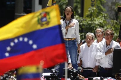 Venezuelan opposition leader Maria Corina Machado signs their national anthem during a rally in Caracas on August 28, 2024. Venezuela's opposition supporters rallied on August 28, a month after the disputed re-election of President Nicolas Maduro, who armoured his cabinet with a strongman at the helm of law and order. (Photo by Pedro Rances Mattey / AFP)Editoria: POLLocal: CaracasIndexador: PEDRO RANCES MATTEYSecao: governmentFonte: AFPFotógrafo: STR<!-- NICAID(15852230) -->