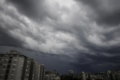 Porto Alegre, RS, Brasil, 18-05-2025: Nebulosidade no fim da tarde. Domingo com sol, temperatura elevada e virada no tempo. Foto: Mateus Bruxel / Agência RBSIndexador: MATEUS BRUXEL<!-- NICAID(16040145) -->