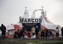 Público enfrenta fila para trocar doações por ingressos do Mirage Circus