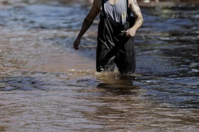 Porto Alegre, RS, Brasil, 07-05-2024: Resgate de barco na rua Venancio Aires. Pessoas evacuam o bairro Cidade Baixa, em Porto Alegre, com a elevacao do nivel de agua que causa alagamentos em diversas ruas da regiao. Foto: Mateus Bruxel / Agencia RBSIndexador: MATEUS BRUXEL<!-- NICAID(15757619) -->