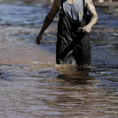 Porto Alegre, RS, Brasil, 07-05-2024: Resgate de barco na rua Venancio Aires. Pessoas evacuam o bairro Cidade Baixa, em Porto Alegre, com a elevacao do nivel de agua que causa alagamentos em diversas ruas da regiao. Foto: Mateus Bruxel / Agencia RBSIndexador: MATEUS BRUXEL<!-- NICAID(15757619) -->