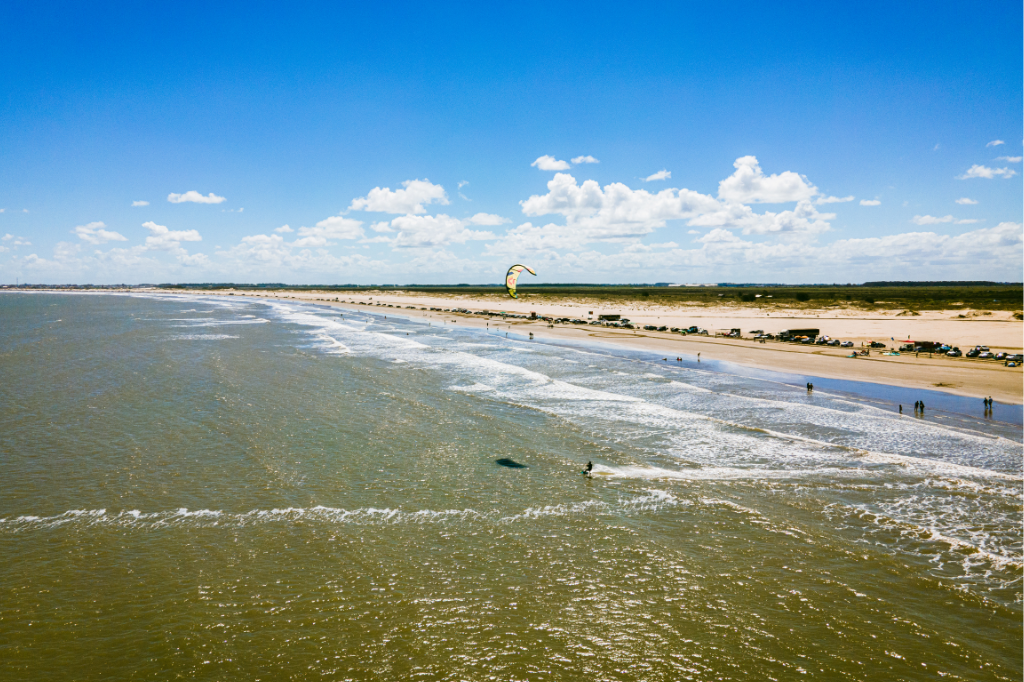 Alta temporada movimenta vendedores ambulantes e com&eacute;rcio da Praia do Cassino