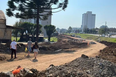 As obras de revitalização do principal acesso ao bairro Desvio Rizzo entram em nova fase a partir desta segunda-feira (7) em Caxias do Sul. O maior avanço é no trecho da Rua Nilceu de Melo Catarina para acesso ao Cemitério Comunitário onde o serviço de terraplanagem irá preparar o terreno para receber o asfaltamento no futuro. <!-- NICAID(15502224) -->