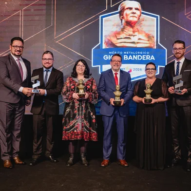 Três lideranças empresariais receberam o Mérito Metalúrgico Gigia Bandera, concedido pelo Sindicato das Indústrias Metalúrgicas, Mecânicas e de Material Elétrico de Caxias do Sul e Região (Simecs) em um evento no Vila Basílico, na noite de quinta-feira (28). Esta foi a 30ª edição da premiação máxima do setor na regiãoNa foto, e-d, Leonardo Cogo dos Santos e Everton Borges (recebendo o prêmio em homenagem a Evandro Suzin);Silvia Paniz (Silpa); Sergio Carvalho (Randoncorp); Silvane Zan (Matrizaria Cardoso); e Tiago de Azevedo (Tertech)<!-- NICAID(15925364) -->