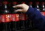 "Estão usando lanterna para ver se tem": figurinhas da Copa em refrigerante mobilizam consumidores e até provocam furtos