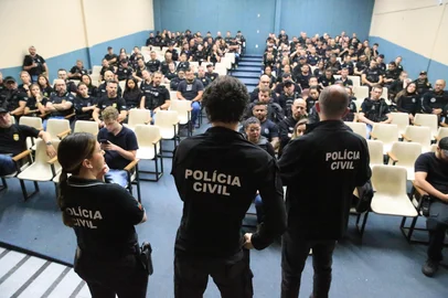 Ronaldo Bernardi / Agencia RBS SÃO LEOPOLDO, RS, BRASIL, 05-12-2025: Estabelecimentos nos vales do Sinos, Paranhana e Caí são suspeitoa de operarem com dinheiro obtido pelo crime organizado, através de uma organização especializada em tráfico de drogas, homicídios e extorsões. São cumpridos 29 mandados de prisão preventiva em oito cidades gaúchas: Sapucaia do Sul, São Leopoldo, Taquara, Novo Hamburgo, Campo Bom, Portão, São Sebastião do Caí e Montenegro. A investigação identificou empresas que atuam na venda de joias, cosméticos e roupas femininas, além da prestação de serviços, em sua maioria voltada para o público feminino. Os nomes dos negócios não foram divulgados. Até o momento, sete pessoas foram presas na Operação Dívida Ativa 2, que conta com 145 policiais envolvidos. Foto: Ronaldo Bernardi/Agência RBS<!-- NICAID(16180932) -->