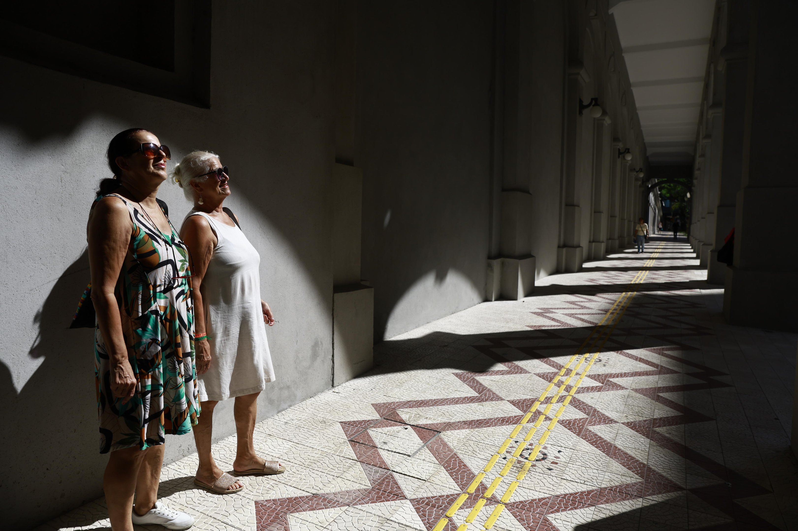 "Muito bonito de ver": obra de cart&atilde;o-postal de Porto Alegre &eacute; conclu&iacute;da, e pedestres voltam a circular pelo local