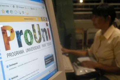 Alunas do erico verissimo fazem incrição do PROUNI pela internet da escola.