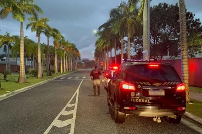 Josias João do Nascimento, policial federal aposentado, é alvo de um dos 14 mandados cumpridos na manhã desta quinta-feira pela corporação. Ele seria chefe de outro brasileiro, conhecido como "senhor das armas", preso em 2018 nos Estados Unidos<!-- NICAID(15999277) -->