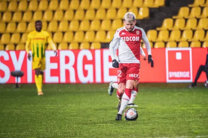 A l’image de son équipe, intouchable en cette année 2021, Caio Henrique est sur un petit nuage actuellement. Déjà à la passe sur le but de Kevin Volland face à Angers (succès 3-0) et derrière le centre repris de la tête par Wissam Ben Yedder à Montpellier (victoire 3-2), le latéral gauche brésilien a remis le couvert face à Nantes. Alors que l’AS Monaco menait déjà 1-0 grâce à un nouveau but de Guillermo Maripán de la tête, juste avant la mi-temps, l’international auriverde U23 (11 sélections) s’est à nouveau mué en distributeur de caviar.<!-- NICAID(14705544) -->