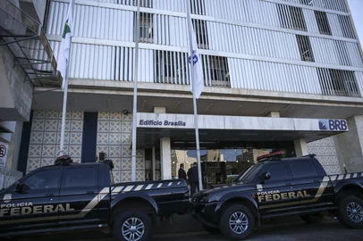 PF investiga repasse de propina a diretores e ex-diretores do BRBA Polícia Federal deflagrou hoje (29) operação para investigar esquema de pagamento de propina a diretores e ex-diretores do Banco de Brasília (BRB) em troca de investimentos em empreendimentos. - Foto: José Cruz/Agência Brasil/DivulgaçãoLocal: BrasÃ­liaIndexador: JosÃ© Cruz/AgÃªncia BrasilFotógrafo: Reporter Fotografico <!-- NICAID(16008826) -->