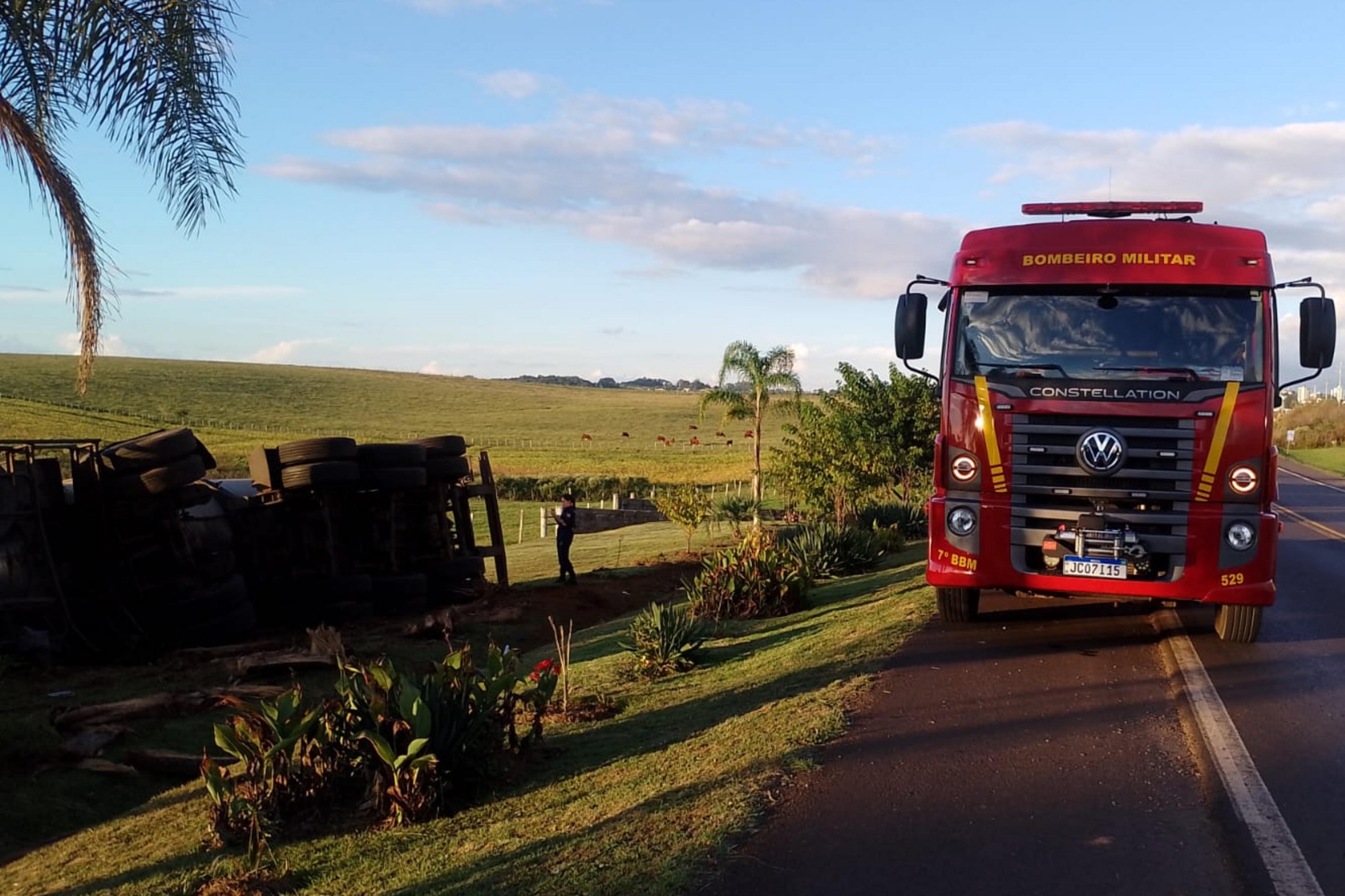 Caminh&atilde;o tomba e provoca vazamento de &oacute;leo diesel na RS-332, em Soledade