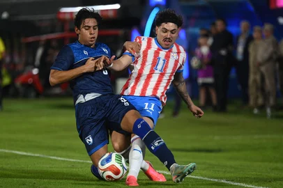 Nicaragua's midfielder #03 Joab Gutierrez and Paraguay's midfielder #11 Mauricio Magalhaes fight for the ball during the international friendly football match between Paraguay and Nicaragua at the Defensores del Chaco Stadium in Asuncion on June 5, 2026. (Photo by Daniel DUARTE / AFP)<!-- NICAID(16305007) -->