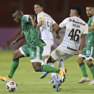 Colombia's Equidad Jefferson Mena (L) ad Brazil's Gremio Rildo vie for the ball during the Copa Sudamericana football tournament group stage match at the Bellavista stadium in Ambato, Ecuador, on May 27, 2021. (Photo by Dolores Ochoa / POOL / AFP)Editoria: SPOLocal: AmbatoIndexador: DOLORES OCHOASecao: soccerFonte: POOLFotógrafo: STR<!-- NICAID(14794825) -->