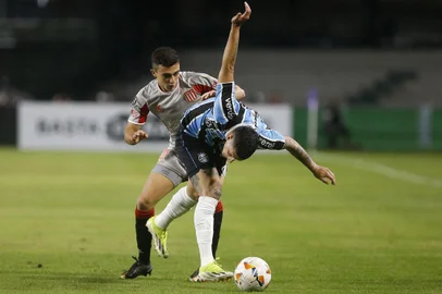 Estudiantes's defender Gaston Benedetti and Gremio's Argentine forward Cristian Pavón fight for the ball during the Copa Libertadores group stage second leg football match between Brazil's Gremio and Argentina's Estudiantes de La Plata at the Couto Pereira Stadium in Curitiba, Brazil on June 8, 2024. (Photo by Albari Rosa / AFP)Editoria: SPOLocal: CuritibaIndexador: ALBARI ROSASecao: soccerFonte: AFPFotógrafo: STR<!-- NICAID(15783934) -->