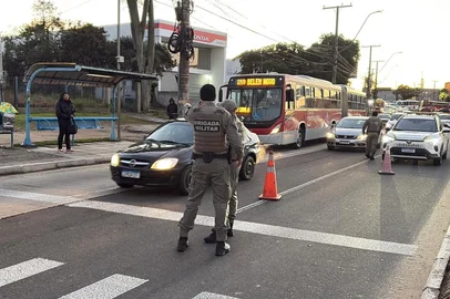 Uma idosa de 69 anos morreu ao ser atropelada na Avenida Juca Batista, na Zona Sul de Porto Alegre. De acordo com a Brigada Militar, ela atravessou a rua na frente de um ônibus que estava parado no ponto quando uma moto avançou e atingiu a vítima. Os policiais e socorristas do SAMU tentaram reanimar a idosa, que não resistiu aos ferimentos e morreu no local. O motociclista foi detido. Testemunhas disseram que a vítima atravessava na faixa de segurança. A polícia ainda apura se o semáforo estava fechado ou aberto no momento do acidente.<!-- NICAID(16319517) -->