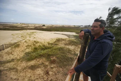 PALMARES DO SUL, RS, BRASIL - PRAIA DO QUINTÃO - Praia Santa Rita Balneário Quintão - Modificação e deslocamentos das dunas no litoral gaúcho. FOTO: Lauro Alves, Agência RBSNa imagem, Nauri Ferreira<!-- NICAID(15642784) -->