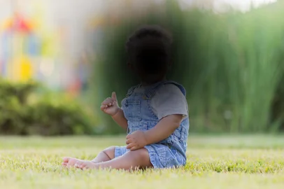 simulação da visão do paciente com DMRI, degeneração macular relacionada a idade<!-- NICAID(15658872) -->