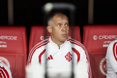 PORTO ALEGRE, RS, BRASIL, 07-10-2026: Internacional vs Corinthians, no Beira-Rio, pelo Brasileirão Série A 2026. Na foto, o técnico do Inter, Eduardo Baptista. Foto: Renan Mattos/Grupo RBS<!-- NICAID(16382666) -->
