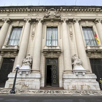 PORTO ALEGRE, RS, BRASIL, 18-06-2021: Palacio Piratini. Especial sobre arquitetura de Porto Alegre. Entorno da Praca da Matriz, na regiao central, tem predios de tres seculos diferentes. (Foto: Mateus Bruxel / Agencia RBS)Local: Porto Alegre<!-- NICAID(14812823) -->