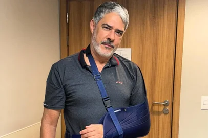 William Bonner tropeça perto de casa e lesiona o braço apos exercício.<!-- NICAID(15940434) -->