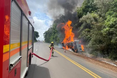 Corpo de Bombeiros / Divulgação Caminhão pega fogo entre Erechim e Getúlio Vargas<!-- NICAID(16168998) -->