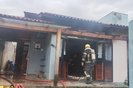Um raio atingiu uma residência nesta segunda-feira (29) em Taquara, no Vale do Paranhana, causando um incêndio grave, no bairro Empresa. De acordo com a Defesa Civil, a descarga elétrica derreteu eletrodomésticos e queimou a cozinha e a sala da família.<!-- NICAID(15748539) -->