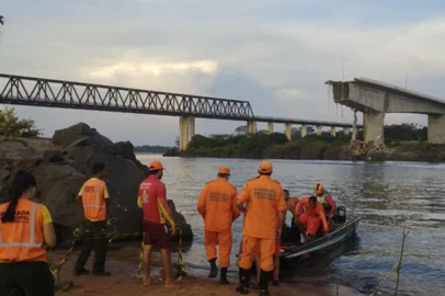 This handout photo released by Tocantins Fire Department shows firefighters during a rescue operation after the Juscelino Kubitschek de Oliveira bridge connecting Tocantins and Maranhao fell on December 22, 2024 over the Tocantins river at the city of Aguiarnopolis, Tocantins state, Brazil. (Photo by Cynthia LIUTKUS-PIERCE / AFP)Editoria: DISLocal: AguiarnópolisIndexador: CYNTHIA LIUTKUS-PIERCESecao: industrial accidentFonte: AFPFotógrafo: STR<!-- NICAID(15940993) -->