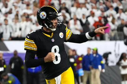 CINCINNATI, OHIO - OCTOBER 16: Aaron Rodgers #8 of the Pittsburgh Steelers celebrates after throwing a touchdown pass against the Cincinnati Bengals during the third quarter in the game at Paycor Stadium on October 16, 2025 in Cincinnati, Ohio.   Dylan Buell/Getty Images/AFP (Photo by Dylan Buell / GETTY IMAGES NORTH AMERICA / Getty Images via AFP)<!-- NICAID(16152207) -->