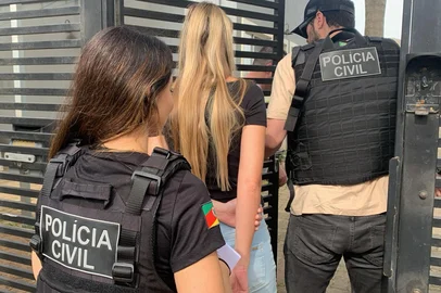 Operação Muy Amigo, da Polícia Civil, cumpre mandados contra dupla suspeita de golpe de esquema de pirâmide a grupo de assessores jurídicos do TJRS. Ex-assessor estaria envolvido.<!-- NICAID(16148545) -->