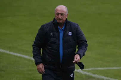Felipão mexendo no microfone para não pegar o papo dele. Jogo Grêmio x América-MG<!-- NICAID(14843965) -->