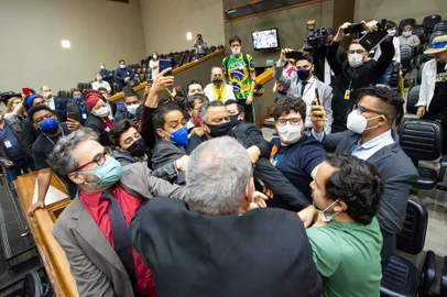 Movimentação de plenário. Manifestantes nas galerias, contra o "passaporte vacinal". (Foto: Elson Sempé Pedroso/CMPA)Indexador: Elson SempÃ© Pedroso/CMPA<!-- NICAID(14920009) -->