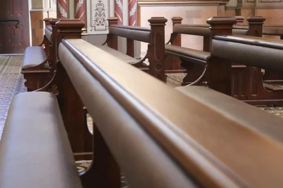Catedral de Caxias realiza campanha para restaurar bancos centenários; doações partem de R$ 80. Inseridas na Igreja Matriz da cidade em 1917, as estruturas estão passando pelos processos de lixamento, reconstituição, pintura e recolocação do estofamento<!-- NICAID(15461328) -->