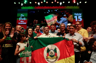 PORTO ALEGRE, RS, BRASIL, 01-07-2026: A convenção do MDB lançou a campanha de Gabriel Souza e Ernani Polo como candidatos ao governo do Rio Grande do Sul. Rigotto e Frederico Antunes são os nomes do partido para o Senado. Políticos como o atual Governador do rs Eduardo Leite, o prefeito de Porto Alegre, Sebastião Melo, o ex governador José Ivo Sartori também estiveram presentes no evento. Fotos: Duda Fortes/Grupo RBS<!-- NICAID(16338685) -->