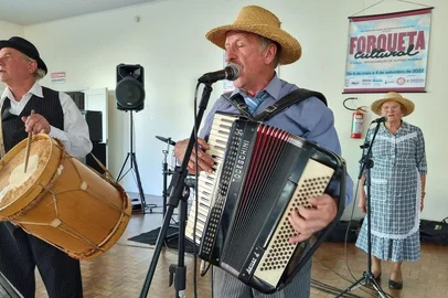 Música, dança e gastronomia vão reunir a comunidade da Capela São Roque, no próximo domingo (6), às 15h, com a realização de mais um filó comunitário do projeto Forqueta Cultural. O encontro é aberto à participação gratuita do público, que é convidado a compartilhar alguma comida ou bebida para abastecer a mesa farta, como é tradição desses encontros. Festejando “A Magia dos Filós”, a música e a animação ficam por conta do Grupo Náni e do Felice Personne. Também será exibido o vídeo sobre a capela de São Roque da série “As Capelas de Forqueta”. A realização é do Ponto de Cultura Costurando Sonhos e da Varsóvia Educação e Cultura.<!-- NICAID(15499976) -->