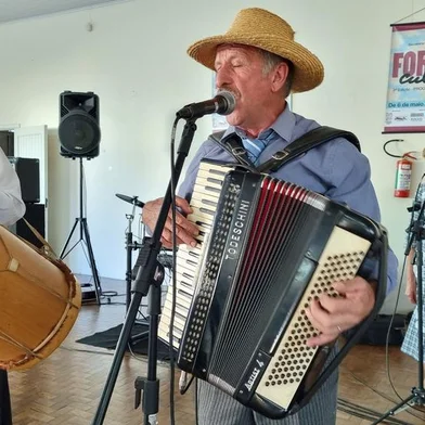 Música, dança e gastronomia vão reunir a comunidade da Capela São Roque, no próximo domingo (6), às 15h, com a realização de mais um filó comunitário do projeto Forqueta Cultural. O encontro é aberto à participação gratuita do público, que é convidado a compartilhar alguma comida ou bebida para abastecer a mesa farta, como é tradição desses encontros. Festejando “A Magia dos Filós”, a música e a animação ficam por conta do Grupo Náni e do Felice Personne. Também será exibido o vídeo sobre a capela de São Roque da série “As Capelas de Forqueta”. A realização é do Ponto de Cultura Costurando Sonhos e da Varsóvia Educação e Cultura.<!-- NICAID(15499976) -->