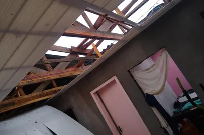 Frederico Westphalen, no norte do Estado, deve decretar situação de emergência em função das chuvas que atingiram a cidade entre segunda (16) e terça-feira (17). Conforme a Defesa Civil regional, pelo menos 150 famílias tiveram prejuízos acerca de destelhamentos.<!-- NICAID(15571943) -->