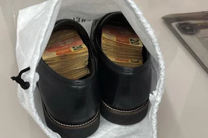 A (PF) Polícia Federal encontrou e apreendeu R$ 10 mil escondidos em um local inusitado durante as buscas da quinta fase da operação Overclean, nesta quinta-feira (17).<!-- NICAID(16082387) -->