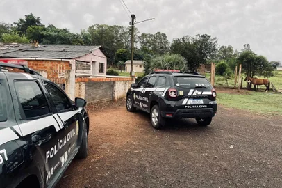A Delegacia da Polícia Civil de Júlio de Castilhos, na Região Central, deflagrou na manhã desta quinta-feira (30), a Operação Metamorfo. Foram cumpridas 19 ordens judiciais, sendo nove mandados de prisão preventiva, nove de busca e apreensão e um bloqueio judicial de conta bancária. Um dos investigados, natural de São Paulo, não foi encontrado e é considerado foragidos. Entre os outros oito presos, quatro já estavam recolhidos ao sistema prisional. As idades dos presos variam de 18 a 37 anos. Os mandados foram cumpridos em Júlio de Castilhos, Tupanciretã, Farroupilha e também nas penitenciárias estaduais de Santa Maria e Arroio dos Ratos.<!-- NICAID(15389306) -->