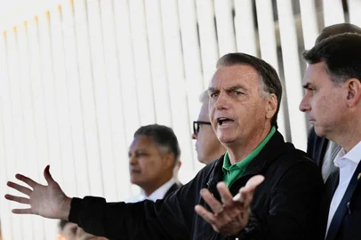 Former Brazilian President Jair Bolsonaro speaks to the press at the Federal Senate in Brasilia on July 17, 2025. A prosecutor asked Brazil's Supreme Court on Tuesday to find Bolsonaro guilty of plotting a coup, in closing arguments after a trial that saw US President Donald Trump try to intervene on behalf of his right-wing ally. (Photo by Mateus Bonomi / AFP)Editoria: CLJLocal: BrasíliaIndexador: MATEUS BONOMISecao: coup d'etatFonte: AFPFotógrafo: STR<!-- NICAID(16083124) -->