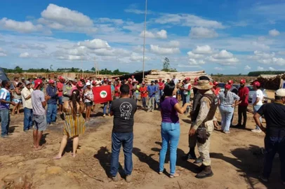 Cumprindo liminares de reintegração de posse dadas pela justiça, a Polícia Militar realizou, nesta terça-feira (7), a retirada de integrantes do Movimento dos Trabalhadores Rurais Sem Terra (MST) que há oito dias ocupavam três fazendas de reflorestamento da empresa Suzano, no sul da Bahia. Não houve conflitos. Nesta quarta-feira (8), representantes do MST, da Suzano e do governo da Bahia sentam à mesa com o ministro do Desenvolvimento Agrário, Paulo Teixeira, em Brasília, para discutir o fim dos conflitos na região.<!-- NICAID(15369061) -->