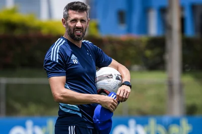 Gustavo Aleixo / Cruzeiro,Divulgação Treino do Cruzeiro na Toca da Raposa 2, em Belo Horizonte (MG). Na foto, o técnico Paulo Pezzolano.<!-- NICAID(16187879) -->