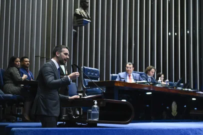 Plenário do Senado Federal durante sessão de debates temáticos destinada a discutir a Reforma Tributária (PEC 45/2019).Mesa:relator da PEC 45/2019, senador Eduardo Braga (MDB-AM);vice-presidente do Senado Federal, senador Veneziano Vital do Rêgo (MDB-PB).Em discurso, à tribuna, governador do Rio Grande do Sul, Eduardo Leite.<!-- NICAID(15525563) -->