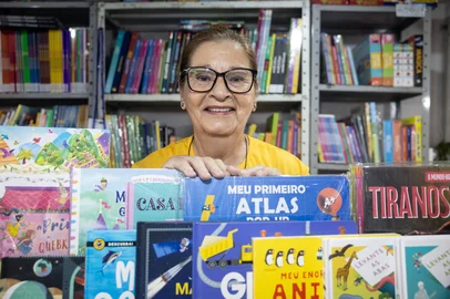 André Ávila / Agencia RBS PORTO ALEGRE, RS, BRASIL, 04-11-2025: Fotos para matéria com a livreira que participou de 60 edições das 71 Feiras do Livro já realizadas. Na foto: Jussara Nunes Martins. (Foto: André Ávila/ Agência RBS)Indexador: Andre Avila<!-- NICAID(16160271) -->