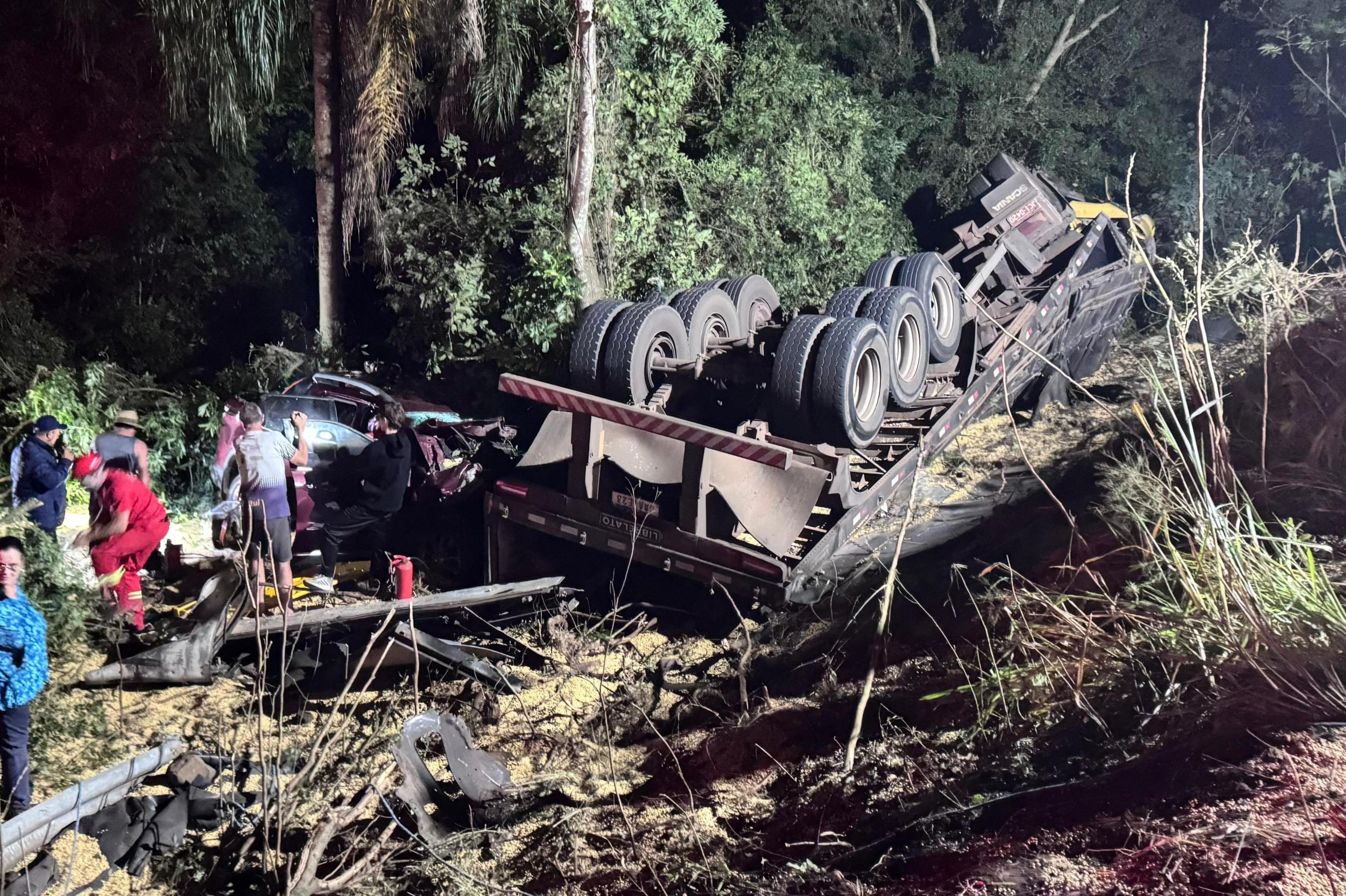 Homem morre ap&oacute;s colis&atilde;o frontal entre caminhonete e caminh&atilde;o na RS-400, em Candel&aacute;ria