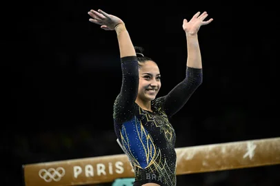Brazil's Julia Soares reacts after competing in the balance beam event of the artistic gymnastics women's qualification during the Paris 2024 Olympic Games at the Bercy Arena in Paris, on July 28, 2024. (Photo by Lionel BONAVENTURE / AFP)<!-- NICAID(15832594) -->