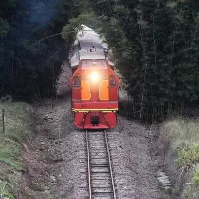 RESTINGA SECA, RS, BRASIL - 2023.07.02 - Passeios de Trem realiza a última viagem turística pela quarta colônia, em trajeto de ida e volta partindo da Estação Férrea de Restinga Seca até Santa Maria. Com atrações musicais e explicações históricas sobre as locomotivas, ferrovias e viagens de antigamente. (Foto: André Ávila/ Agência RBS)Indexador: Andre Avila<!-- NICAID(15471927) -->