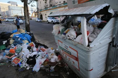 PORTO ALEGRE, RS, BRASIL, 18/09/2023- Lixo na ruas de POA. Na foto, Rua Ernesto Alves.  Foto: Ronaldo Bernardi / Agencia RBS<!-- NICAID(15543493) -->