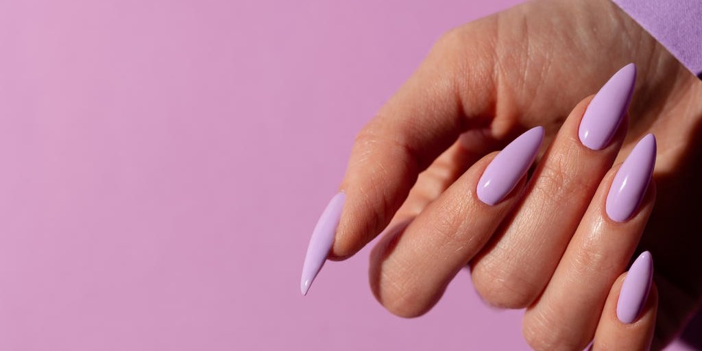 Alongamento de unha finalizado e esmaltado na cor lilás